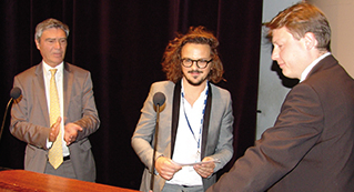 De gauche à droite : Patrick Simonet, rédacteur en chef de la ROS, Jean-Philippe Pia, lauréat 2013 du Prix du meilleur auteur ROS-Dentsply, et Nicolas Mostowy, représentant Dentsply.